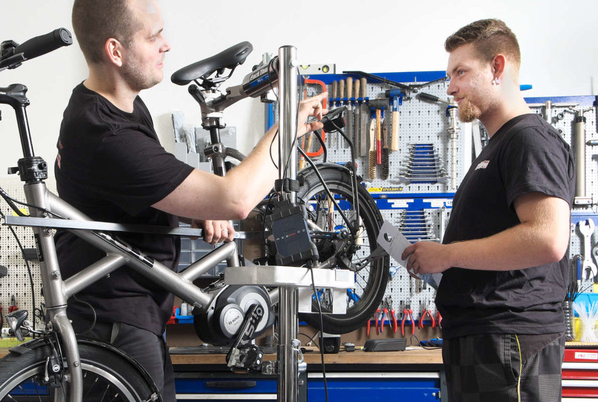 Ausbildungsbereich Fahrradtechnik. Zweiradmechatroniker/innen der Fachrichtung Fahrradtechnik können auch E-Bikes bauen, umrüsten und reparieren.