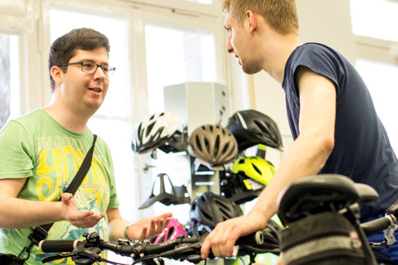 Ausbildungsbereich Fahrradtechnik. Die Beratung von Kunden gerhört zur Ausbildung von Fahrradmonteur/innen dazu.